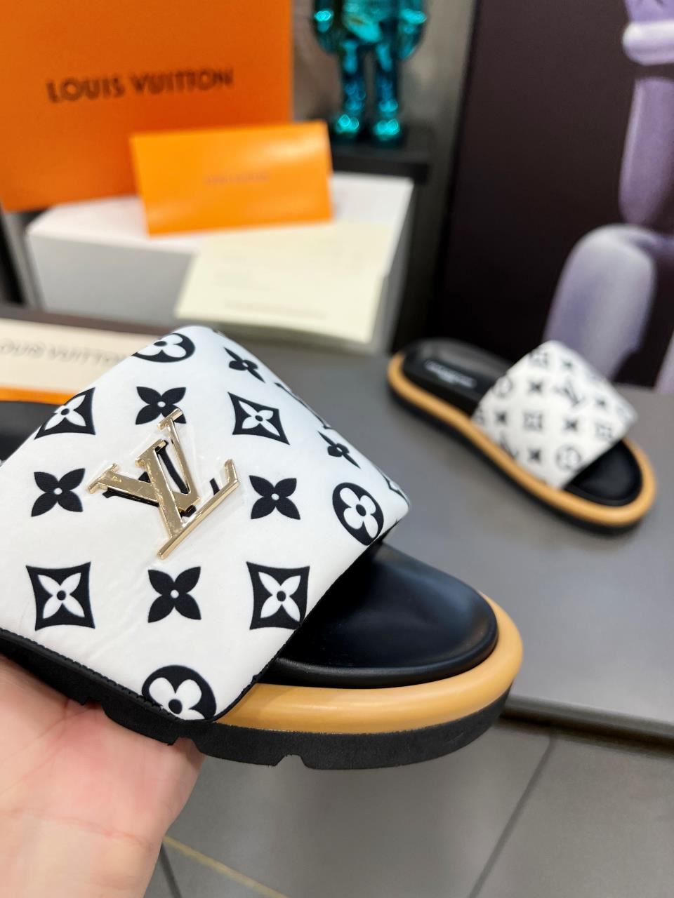 Louis Vuitton Slippers